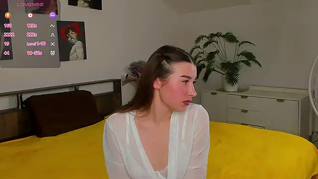 Snapshot of Nikki_Hearts_ chatting on April 7, 2026, 6:32 pm Nikki Hearts online show from April 7, 2026, 6:32 pm