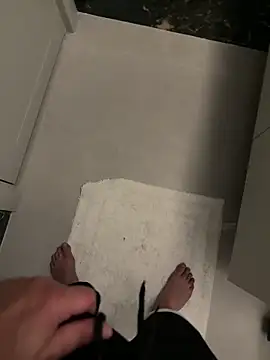 icemanhotwomen online show from April 22, 2026, 11:44 pm