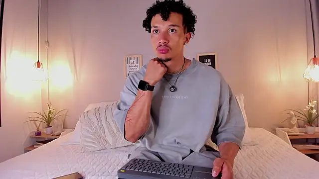 Snapshot of dominik_drake chatting on June 18, 2026, 12:21 pm dominik drake online show from June 18, 2026, 12:21 pm