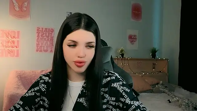 molly rettyy online show from May 7, 2026, 4:28 am