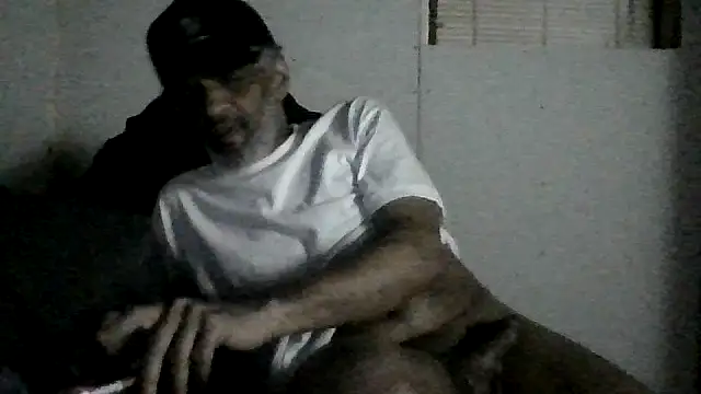 Snapshot of saltandpepper410 chatting on April 5, 2026, 3:02 am saltandpepper410 online show from April 5, 2026, 3:02 am