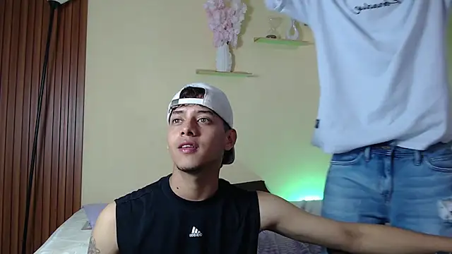 Snapshot of TwoHotTrouble_ chatting on March 30, 2026, 10:00 pm TwoHotTrouble online show from March 30, 2026, 10:00 pm