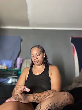 Snapshot of SHY_QUINN chatting on June 16, 2026, 10:21 pm SHY QUINN online show from June 16, 2026, 10:21 pm