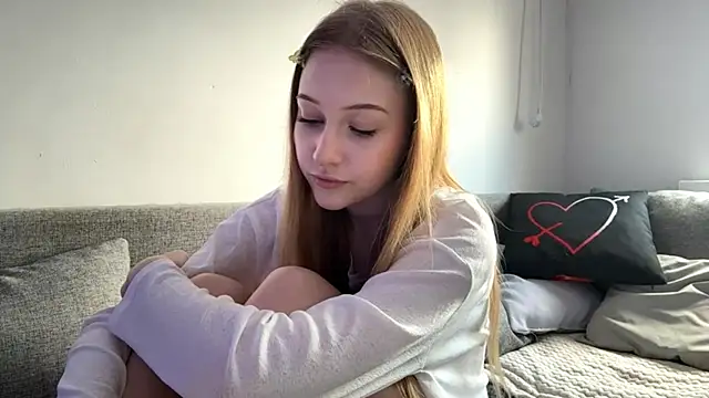 Snapshot of KatrineDrea chatting on April 11, 2026, 1:37 pm KatrineDrea online show from April 11, 2026, 1:37 pm