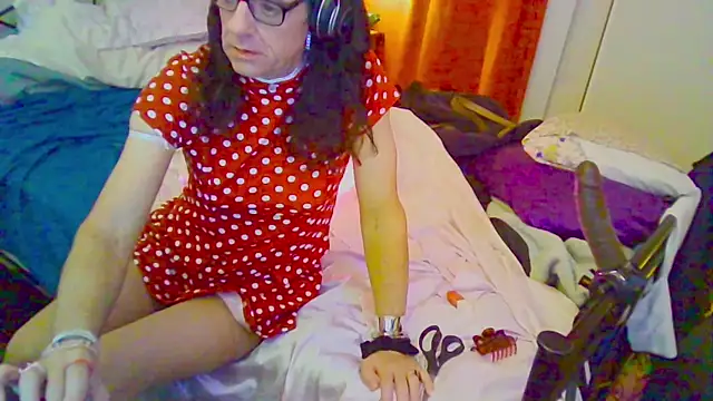 courtney1982 online show from June 21, 2026, 8:03 pm