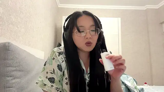 Snapshot of Feylinmay chatting on April 15, 2026, 10:32 pm Feylinmay online show from April 15, 2026, 10:32 pm