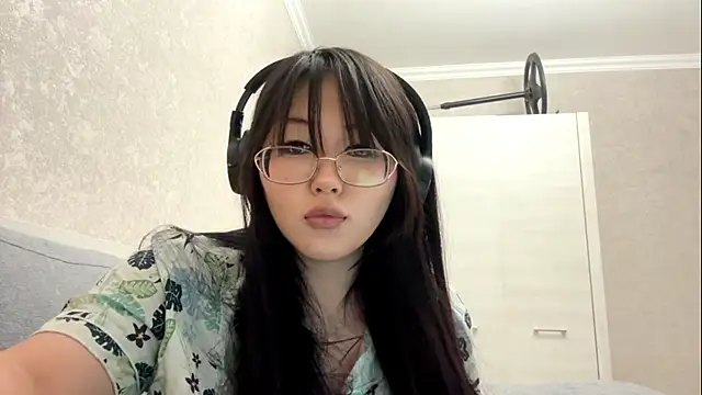 Snapshot of Feylinmay chatting on April 1, 2026, 9:23 pm Feylinmay online show from April 1, 2026, 9:23 pm