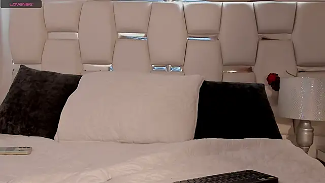 MiikeOthon online show from June 17, 2026, 7:35 pm