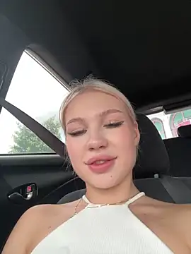 Kiss Auroraa online show from May 15, 2026, 5:05 am
