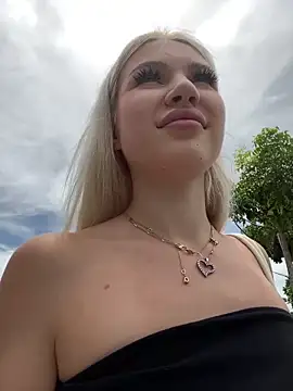 Kiss Auroraa online show from May 6, 2026, 5:11 am