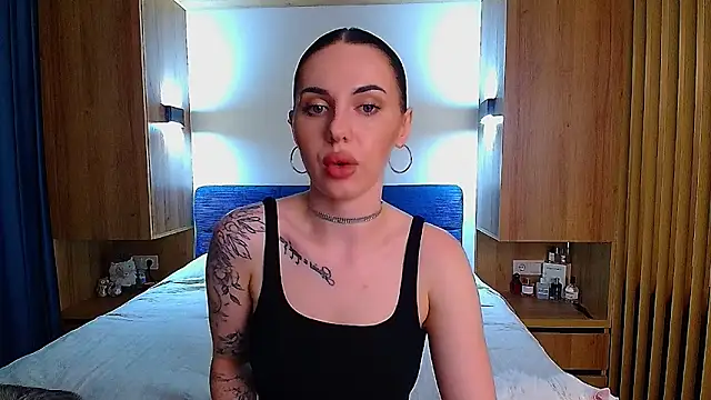 Sour Berry  online show from June 4, 2026, 4:44 pm