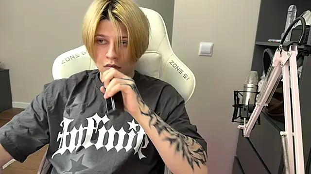 loverria1 online show from April 3, 2026, 11:38 am