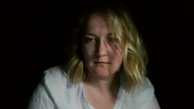 Snapshot of TinaKittyX chatting on May 17, 2026, 8:42 pm TinaKittyX online show from May 17, 2026, 8:42 pm