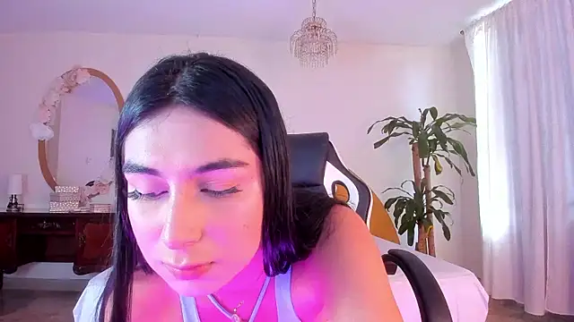 AlinaSimmons online show from June 4, 2026, 1:05 pm