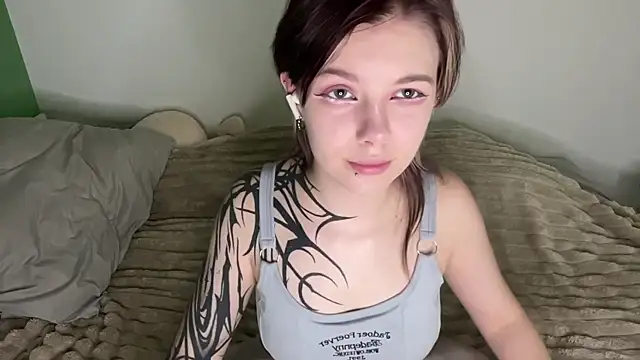 MadalynNosel online show from July 18, 2026, 7:39 am