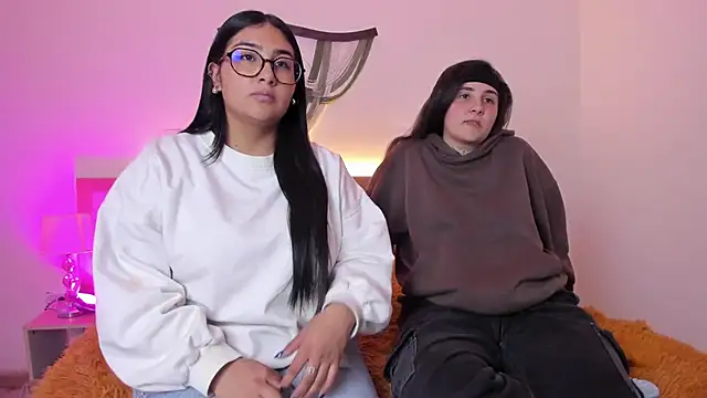 Elisa n Emma online show from April 1, 2026, 8:17 pm