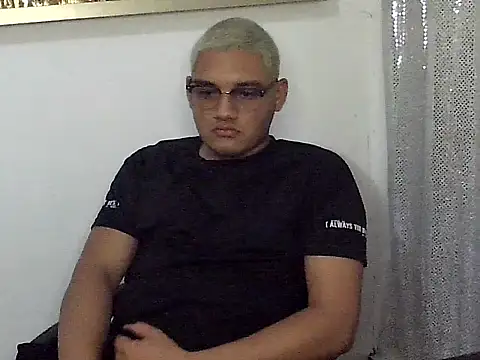 boyhot07 online show from April 3, 2026, 4:19 am