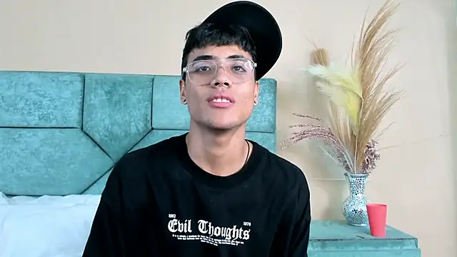 Snapshot of DannTaylor chatting on July 19, 2026, 9:00 pm DannTaylor online show from July 19, 2026, 9:00 pm