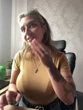Snapshot of Isabella_varella- chatting on June 19, 2026, 4:57 pm Isabella varella- online show from June 19, 2026, 4:57 pm