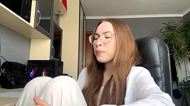 Milaissocute online show from May 15, 2026, 11:08 am