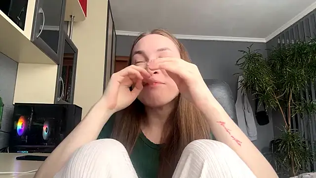 Milaissocute online show from April 28, 2026, 10:08 am
