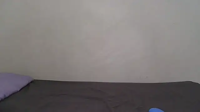 SlipperyLipsX online show from June 3, 2026, 9:54 am