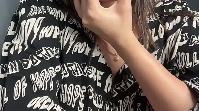 Snapshot of Rossy_x2 chatting on April 4, 2026, 4:24 pm Rossy x2 online show from April 4, 2026, 4:24 pm