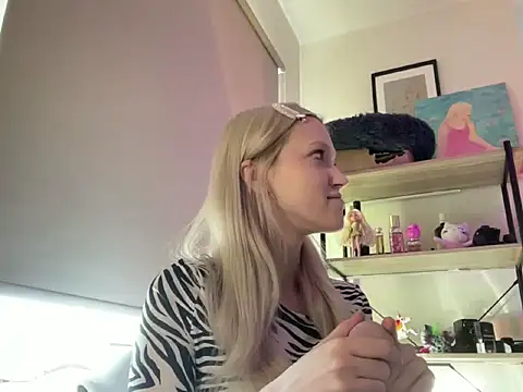 StellinaLuna online show from April 20, 2026, 3:02 pm