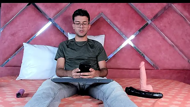 RodrigoColby2 online show from June 4, 2026, 3:33 am