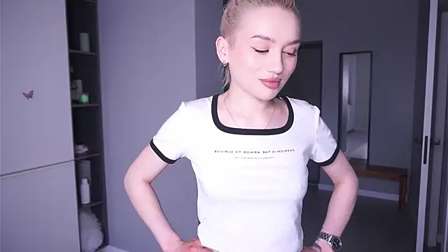 Snapshot of princess_blonde chatting on April 7, 2026, 7:32 am princess blonde online show from April 7, 2026, 7:32 am