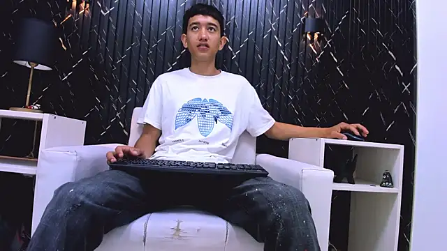 Snapshot of SmoothLatin_ chatting on April 7, 2026, 2:19 pm SmoothLatin online show from April 7, 2026, 2:19 pm