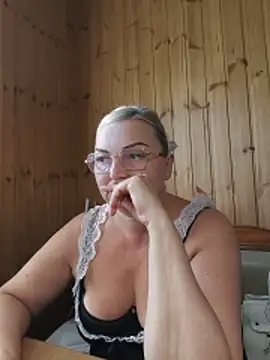 Snapshot of White-Chocolatte chatting on June 18, 2026, 2:11 pm White-Chocolatte online show from June 18, 2026, 2:11 pm