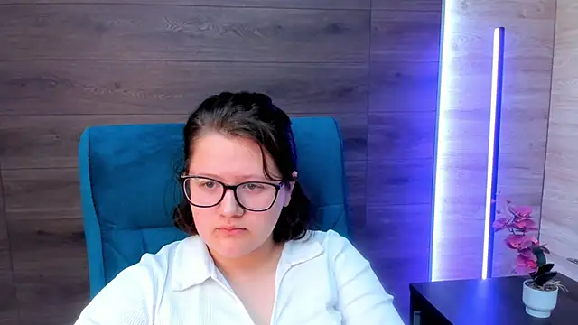 Snapshot of trynotbeingshy chatting on April 15, 2026, 8:31 am trynotbeingshy online show from April 15, 2026, 8:31 am