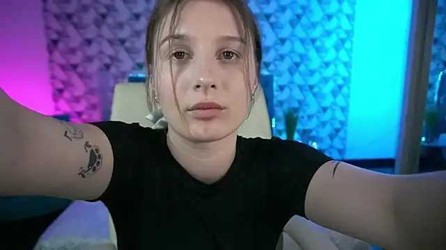 VikVikLove online show from May 20, 2026, 12:57 pm