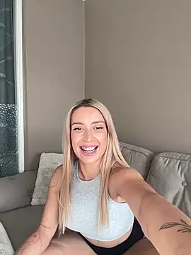 Snapshot of BlondeChiara chatting on April 12, 2026, 4:10 pm BlondeChiara online show from April 12, 2026, 4:10 pm