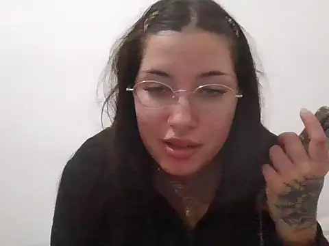 cherryxxox online show from April 15, 2026, 7:14 am