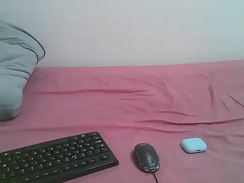 MsLaura24 online show from April 12, 2026, 8:39 am