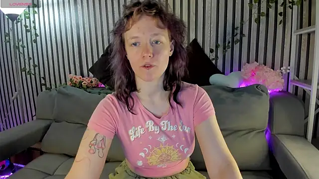 Snapshot of Ricki_Bloom chatting on June 25, 2026, 9:25 am Ricki Bloom online show from June 25, 2026, 9:25 am