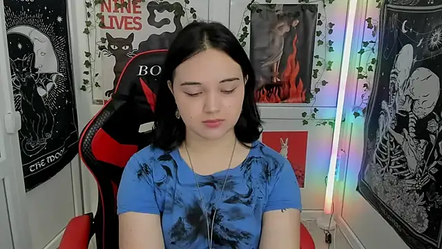 Snapshot of Caroline_cutte chatting on July 2, 2026, 6:19 am Caroline cutte online show from July 2, 2026, 6:19 am