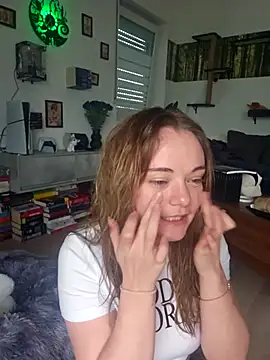 Snapshot of AliceLiddle_ chatting on April 13, 2026, 4:33 pm AliceLiddle online show from April 13, 2026, 4:33 pm