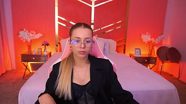 DoveLovee online show from May 19, 2026, 5:58 am