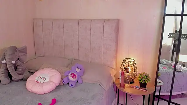 Kiara violet online show from April 25, 2026, 7:44 pm