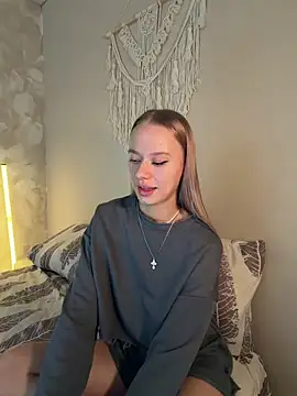 Snapshot of leyaaftermidnight chatting on April 14, 2026, 9:14 am leyaaftermidnight online show from April 14, 2026, 9:14 am