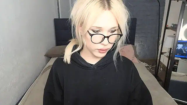 kristydollx online show from April 13, 2026, 1:59 pm