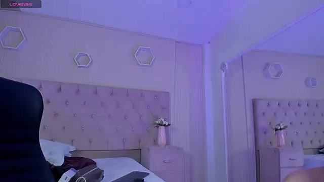 Snapshot of DeboraCopper_ chatting on April 16, 2026, 5:19 am DeboraCopper online show from April 16, 2026, 5:19 am