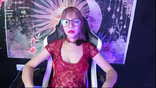 Snapshot of LaxiViolet chatting on July 3, 2026, 8:15 pm LaxiViolet online show from July 3, 2026, 8:15 pm