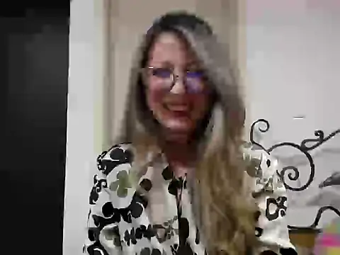 Snapshot of VALELUXX chatting on May 15, 2026, 2:20 am VALELUXX online show from May 15, 2026, 2:20 am