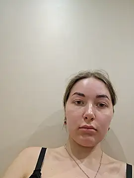 Doris2222 online show from April 19, 2026, 7:49 pm