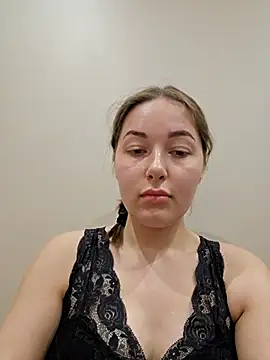 Doris2222 online show from April 22, 2026, 9:10 pm