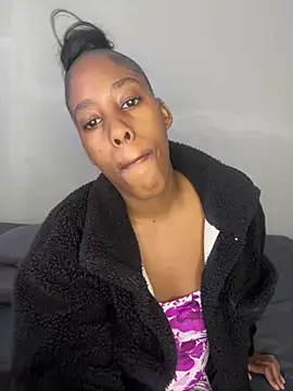 petite bee online show from June 25, 2026, 12:32 pm